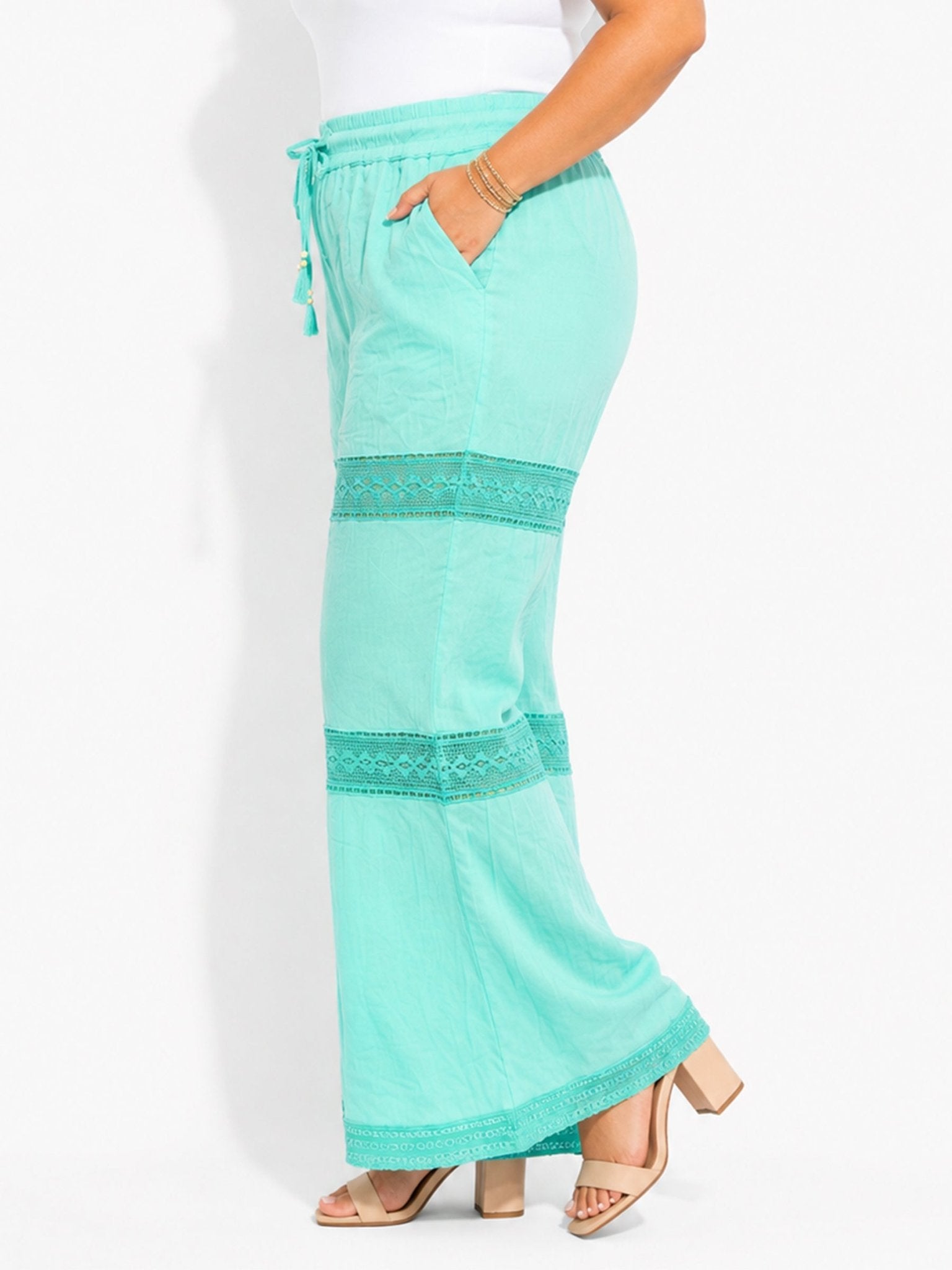 Plus Size Women's Linen-Blend Wide-Leg Cargo Pants - Label Shopper